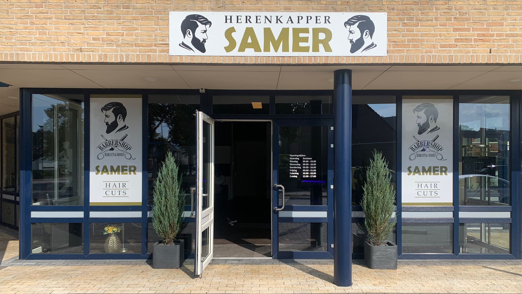 De gevel van Herenkapper Samer aan de Vorenseindseweg in Sprundel, met het echte uithangbord in navy en goud
